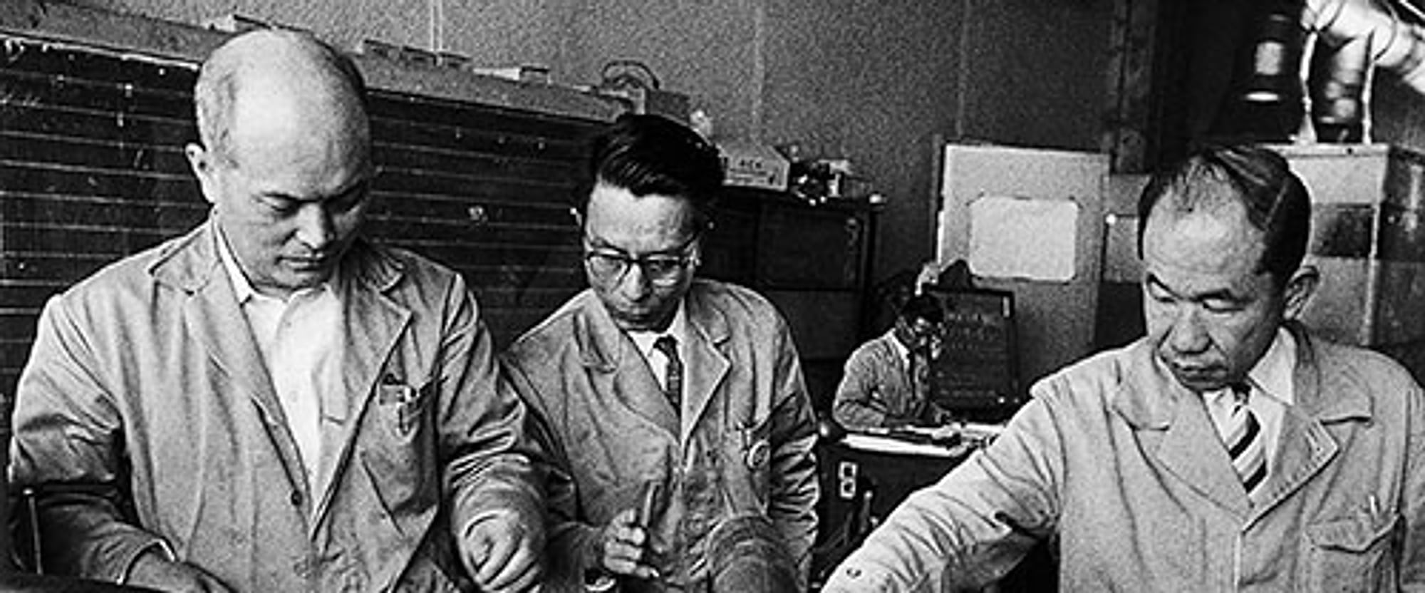Kenya Nakamura with fellow Toyota engineers at a test rig